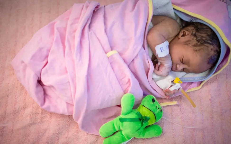 Kindersterblichkeit: Dieses Baby wird dank UNICEF speziell versorgt | © UNICEF/Ayene Kindersterblichkeit: Ein Baby in Äthiopien schläft neben seinem Kuscheltier