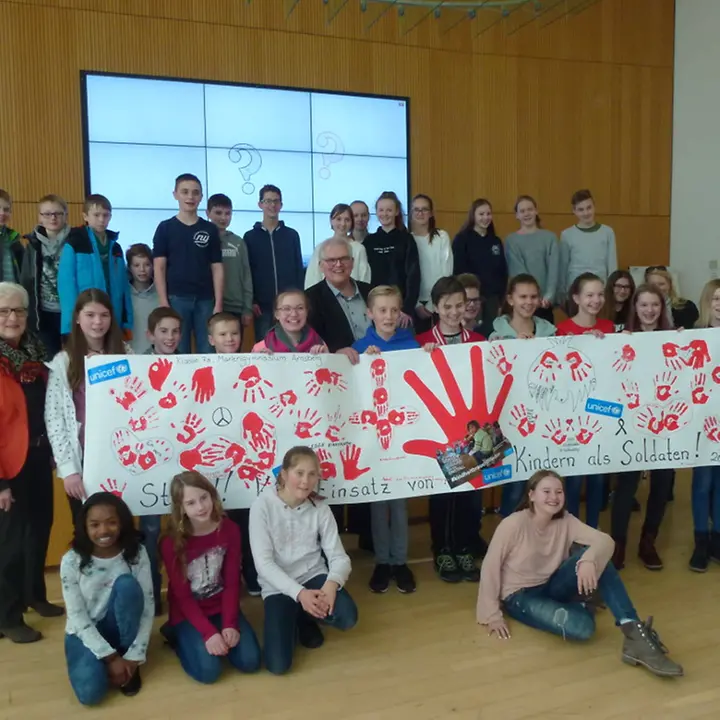 rp vogel mit Klasse 7a des mariengymnasiums und Mitarbeitern von unicef-ag sauerland