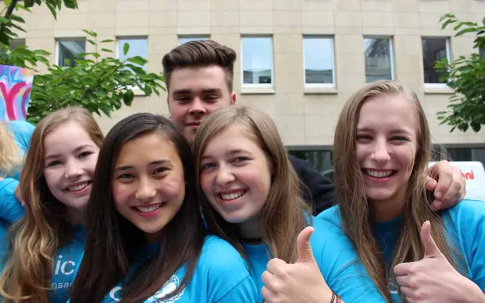 Daumen hoch für politische Partizipation | © UNICEF/Jessica Hanschur Wählerisch: Der UNICEF-JuniorBeirat steht für politische Partizipation