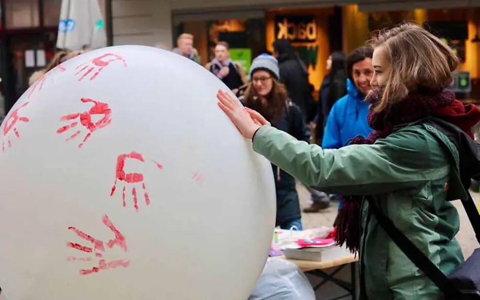 Mit ihrem Handabdruck fordert Marlene: „Stopp! Kein Einsatz von Kindern als Soldaten!“ | © privat Wählerisch: Marlene macht mit bei der Aktion Red Hand Day