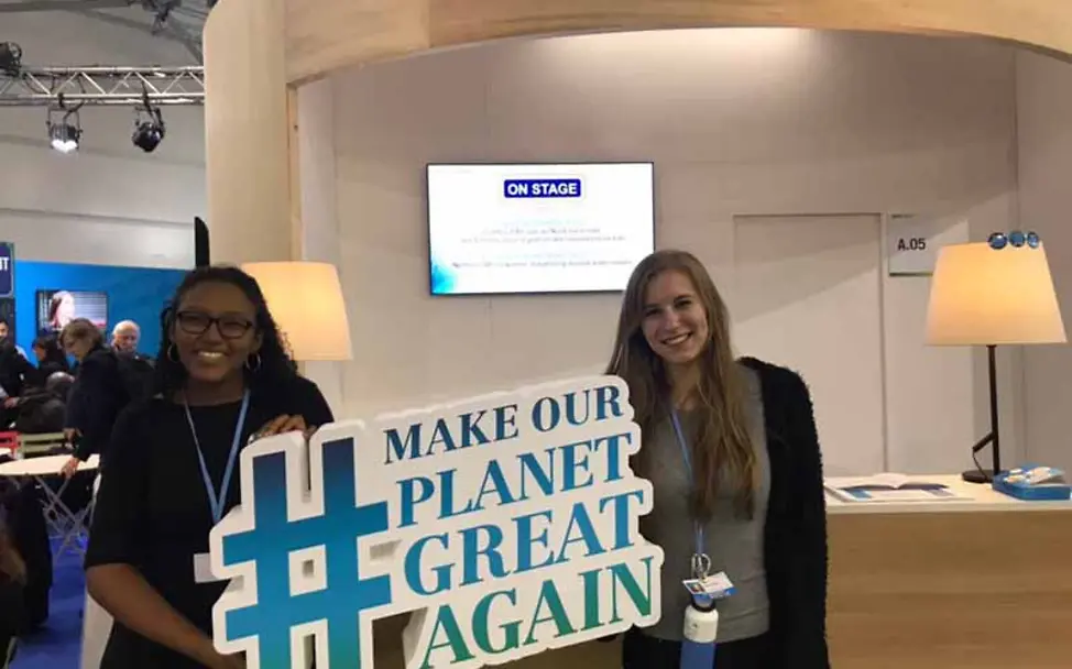 Sandra informierte fließig über die UNICEF-Arbeit | © privat Wählerisch: Beim Klimagipfel informierte Sandra über die UNICEF-Arbeit