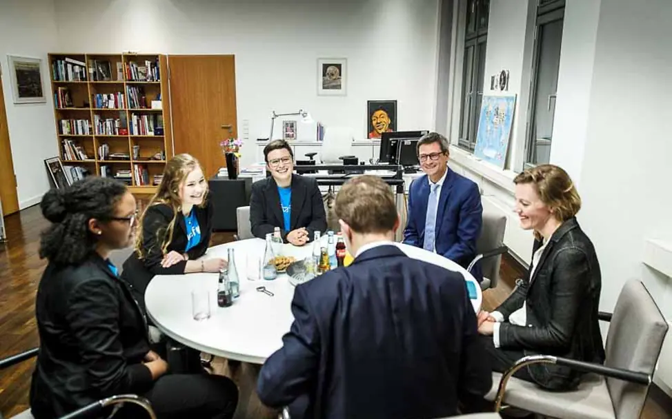 Steffen Seibert am Tisch mit UNICEF | © Bundesregierung/Denzel Wählerisch: UNICEF-Mitarbeiter im Gespräch mit Steffen Seibert