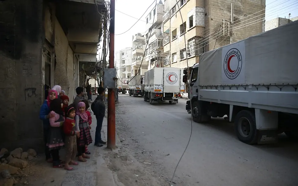 Hilfskonvoi in Syrien: Laster erreichen Duma in Ost-Ghouta.