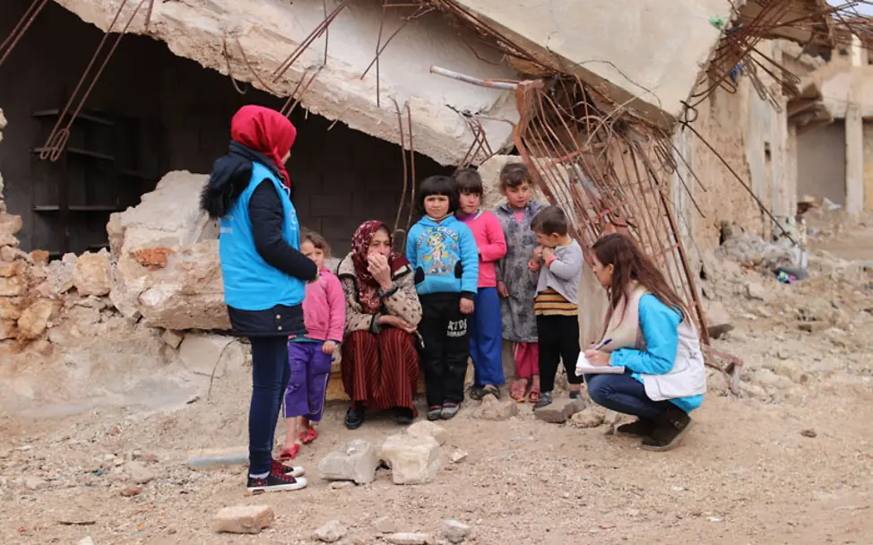 Basma im Gespräch mit Kindern und einer Mutter | © UNICEF Syria/Al-Issa Aleppo: Basma Ourfali spricht mit Kindern im Dorf Dewerieh