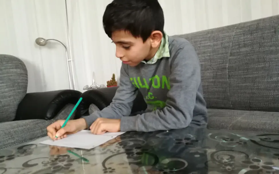 Osama (10) vermisst seine Heimat und seine Freunde © UNICEF/Riham Sabbagh Osama schreibt in einem Brief über seine Heimat Syrien