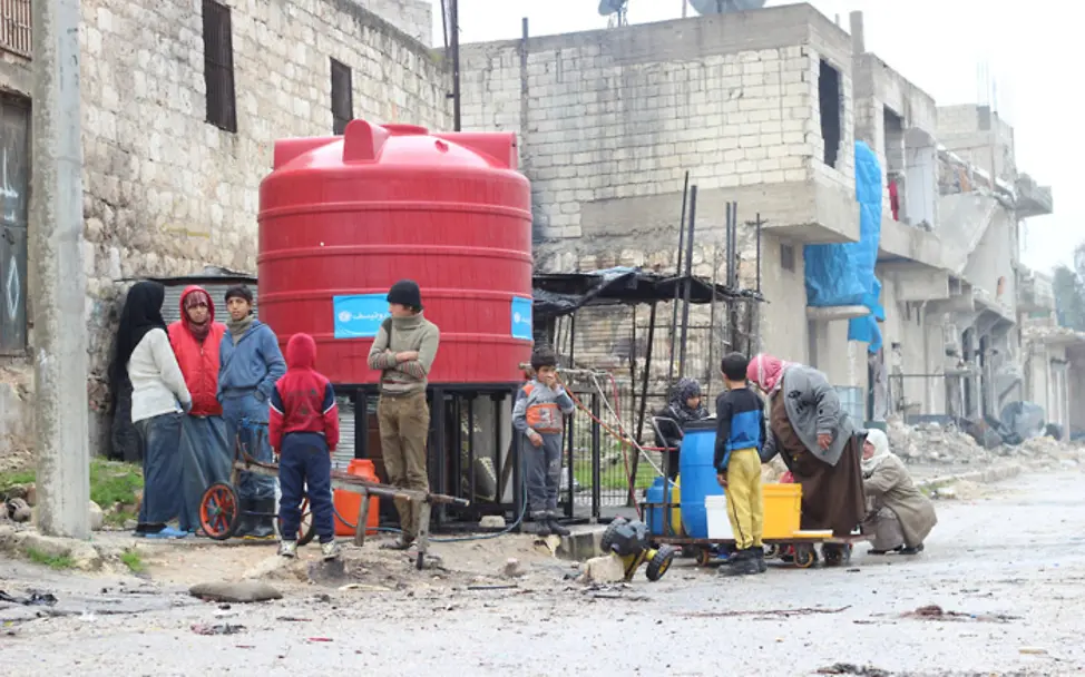 Menschen in Aleppo werden an öffentlichen Wassertanks mit Wasser versorgt | © UNICEF/Al-Issa Wassertank und Kanister in Aleppo