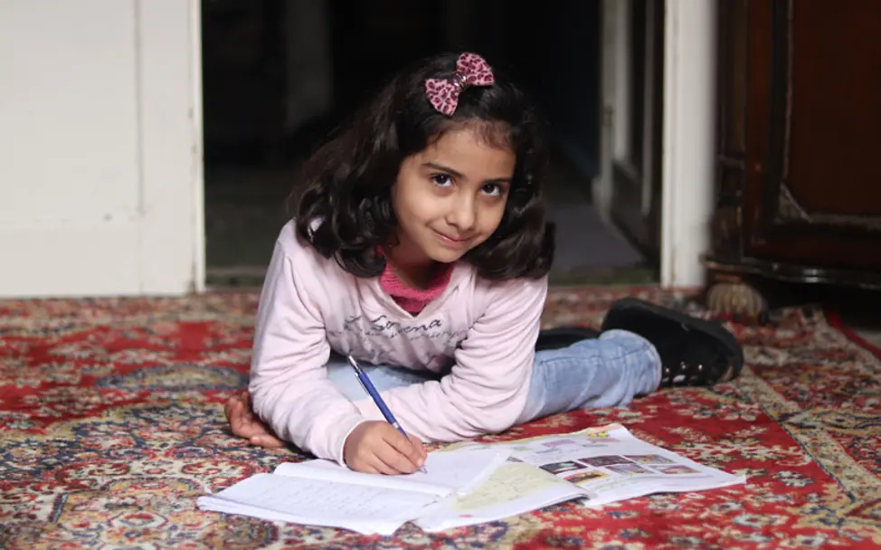 Rama schreibt in ihrem Zuhause in Salaheddine einen Brief | © UNICEF/ Khudr Al-Issa Rama schreibt einen Brief