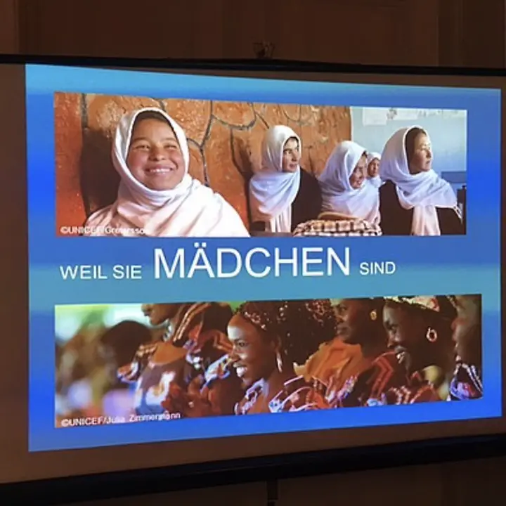 Präsentation auf der Leinwand Neuer Inhalt