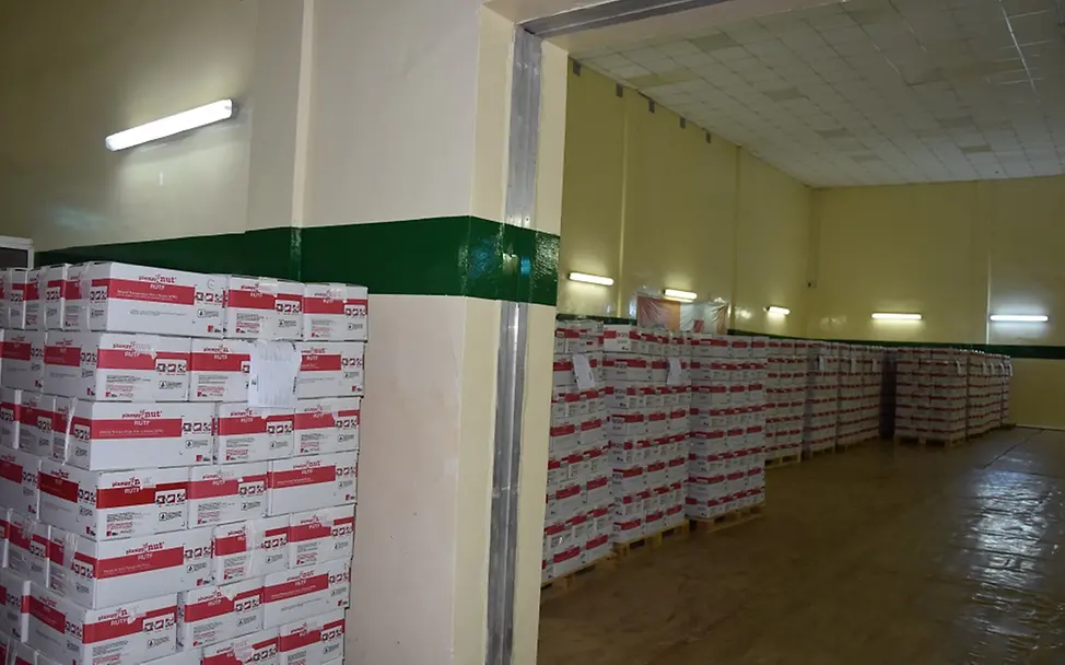 Vorräte aus der Plumpynut-Produktion in Niger | © UNICEF/Claudia Berger Vorräte aus der Plumpynut-Produktion in Niger