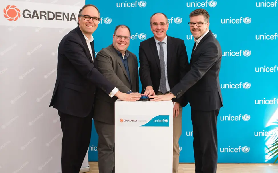 Zum Start der Partnerschaft drücken Gardena und UNICEF den blauen Startknopf. | © UNICEF/Stefano Chiolo Start Gardena Partnerschaft