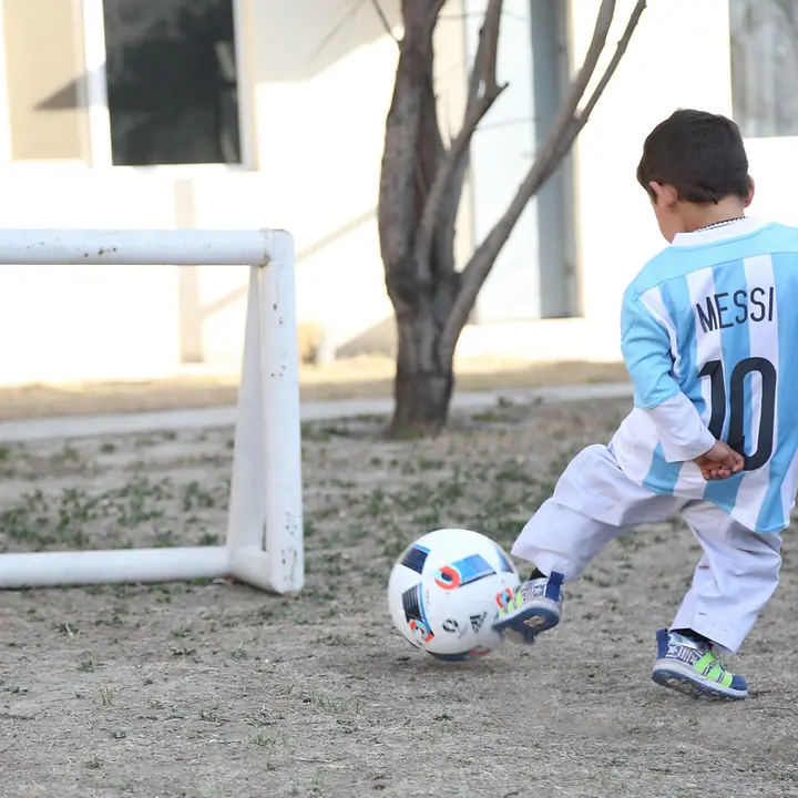 Junge mit Messi-Trikot Neuer Inhalt (1)