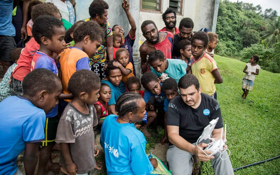 Die Kinder sind begeistert von der Drohnentechnologie | © UNICEF Pacific/Kuautong Malawi: Gruppe von Kindern ist interessiert am Thema Drohnen
