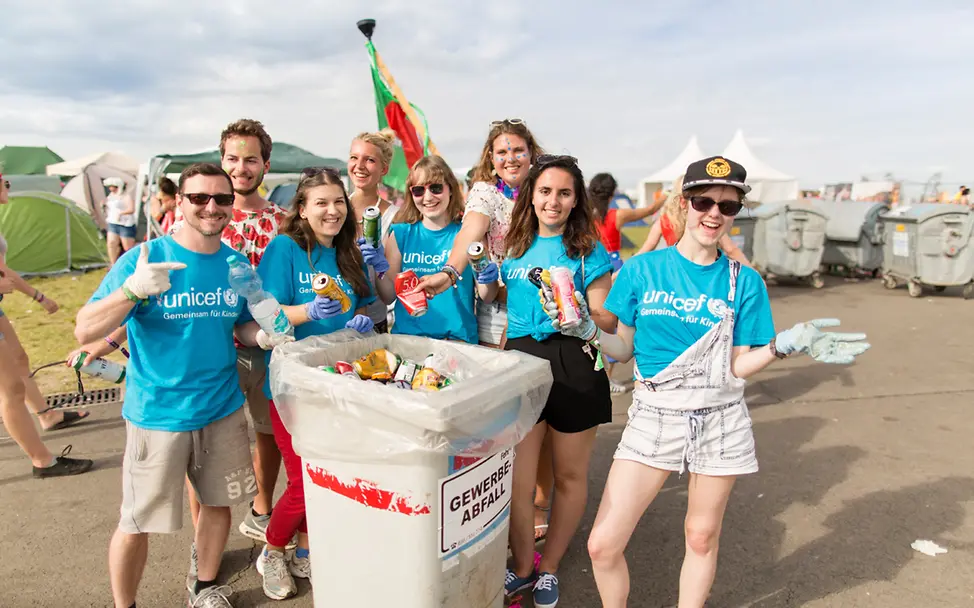 Die Hochschulgruppe Ulm sammelt Pfand bei den Medimeisterschaften | © UNICEF/Maurice Ressel Pfandaktion: Die Hochschulgruppe Ulm beim Pfand sammlen