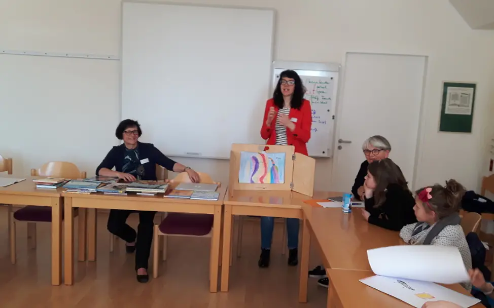 Kinder bei der Vorbereitung Ihres Theaterstücks in der Stadtbibliothek Kinder bei der Vorbereitung Ihres Theaterstücks in der Stadtbibliothek