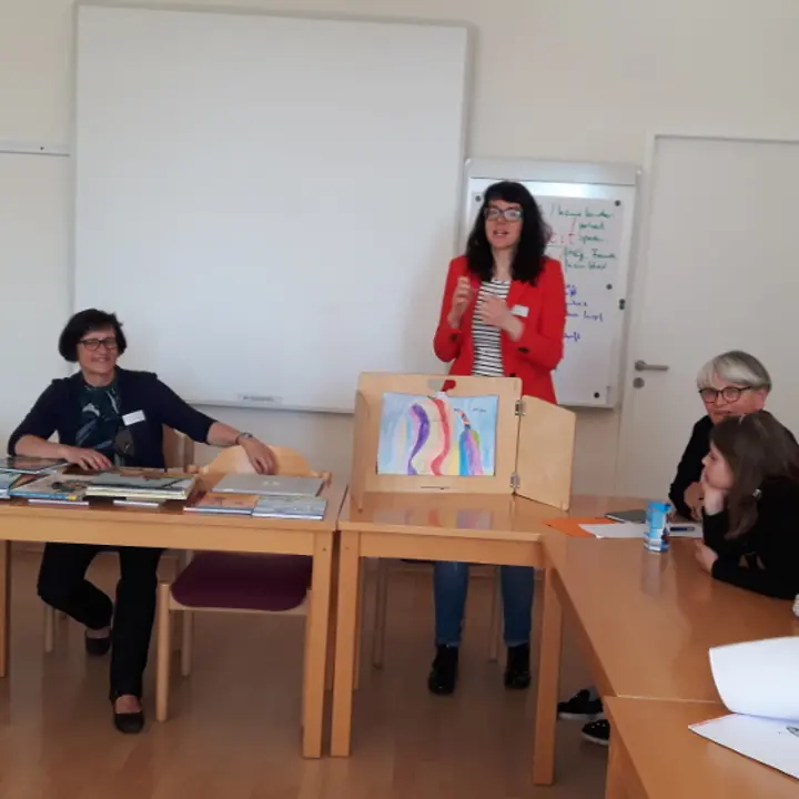 Kinder bei der Vorbereitung Ihres Theaterstücks in der Stadtbibliothek Kinder bei der Vorbereitung Ihres Theaterstücks in der Stadtbibliothek