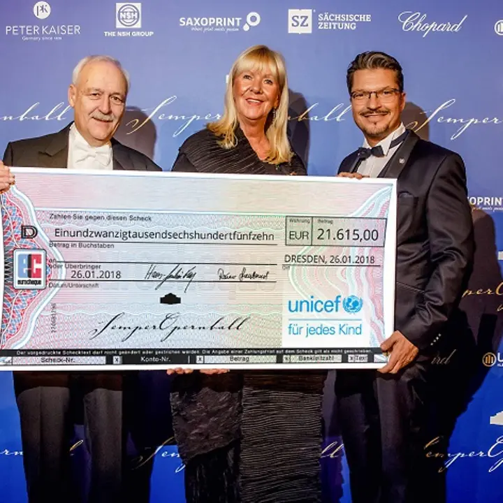 Scheckübergabe_2018_Charity