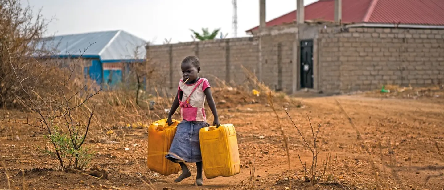 Ein Kind mit seinen Kanistern auf den Weg zur nächsten Wasserquelle | © UNICEF/Hatcher-Moore Ein Kind mit seinen Kanistern auf den Weg zur nächsten Wasserquelle