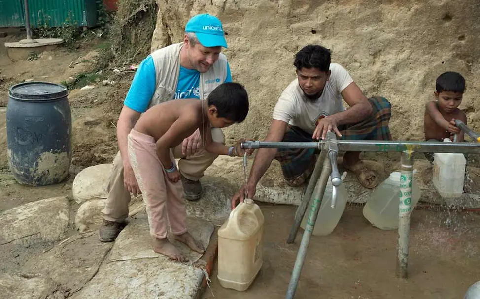 Hygiene-Experte Martin Worth kümmert sich um eine Wasserstelle im Camp. 
