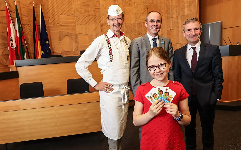 Die Städtepartnerschaft mit UNICEF und Düsseldorf kann starten. | Landeshauptstadt Düsseldorf/Melanie Zanin Kids United – 20 Jahre Partnerschaft zwischen Düsseldorf und UNICEF