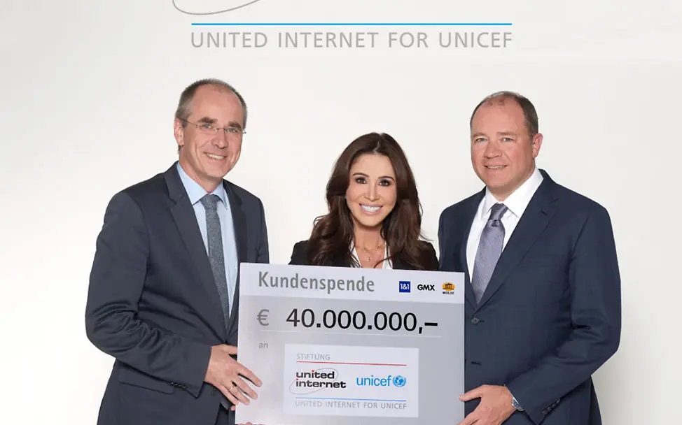 Christian Schneider, Tessa Page und Ralph Dommermuth freuen sich über die enorme Spendensumme.