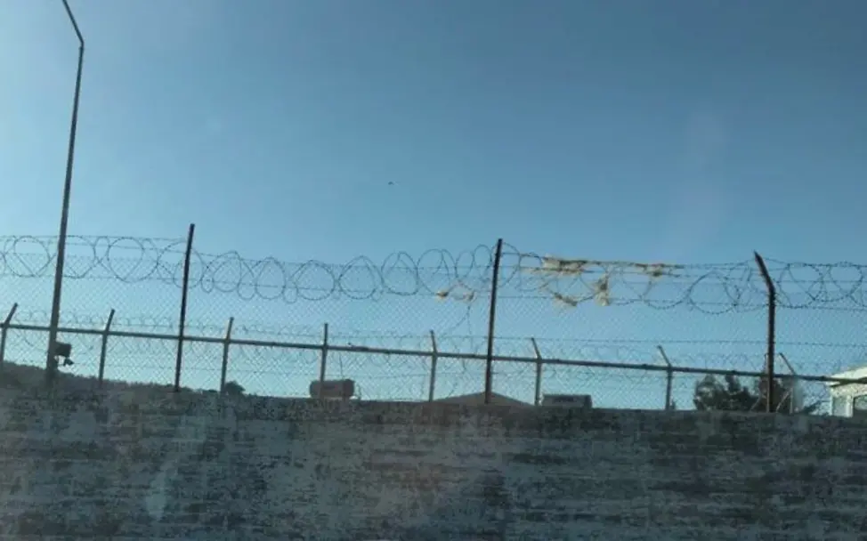 Das Flüchtlingslager Moria auf Lesbos ist von Stacheldrahtzäunen und Mausern umgeben. | © UNICEF/Kahmann Stacheldrahtzäune umgeben das Flüchtlingslager Moria auf Lesbos.