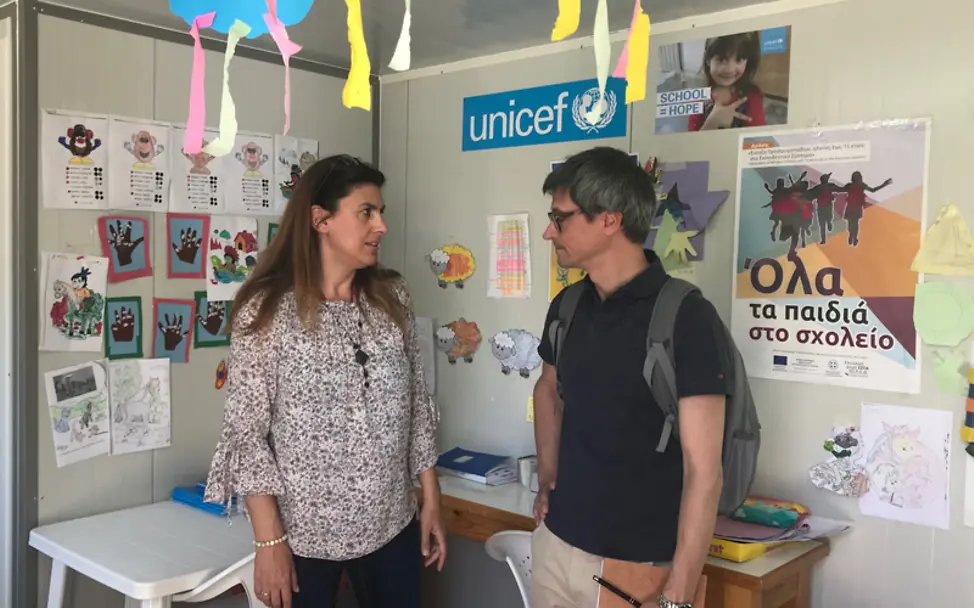 UNICEF-Mitarbeiter Sebastian Sedlmeyer spricht mit den Helfern vor Ort. | © UNICEF UNICEF-Mitarbeiter Sebastian Sedlmeyer spricht mit einer Helferin im Containerlager Kara Tepe..