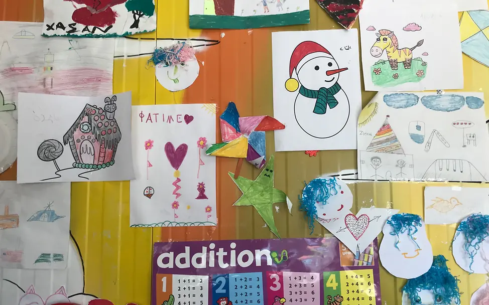 Kinder in einem Familienzentrum in Athen haben diese tollen Bilder gemalt. In dem Zentrum können Familien sich ausruhen und Kinder spielen. | © UNICEF In den von UNICEF unterstützten Familienzentren können geflüchtete und migrierte Kinder für ein paar Stunden wieder Kind sein.