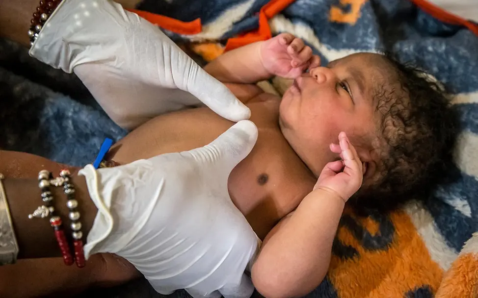 Ein Neugeborenes aus Baraoeli in Mali | © UNICEF/Keïta Muttertag: Ein Neugeborenes aus Baraoeli in Mali