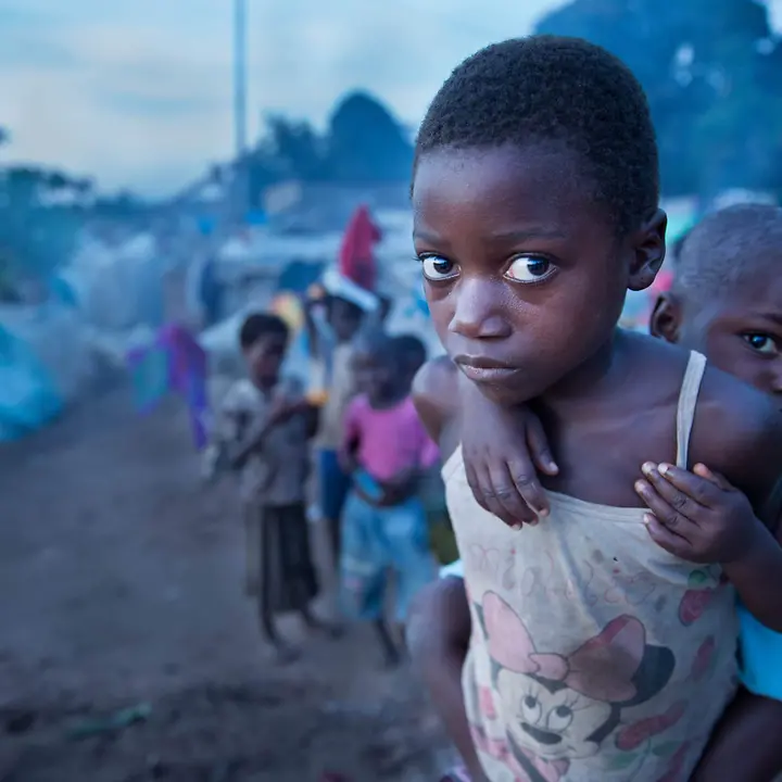 Vertriebene Kinder in einem Flüchtlingscamp in der Demokratischen Republik Kongo | © UNICEF/Vockel Demokratische Republik Kongo: Zwei von Hunger und Ebola bedrohte Kinder