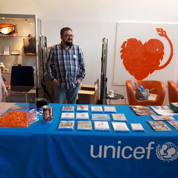 Tombola-Aktion der UNICEF-AG Nürnberg mit der ING DiBa Nürnberg - Warten auf Loskäufer - © UNICEF-AG Nürnberg