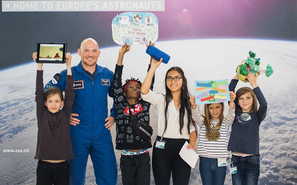 Joshua, Richie, Sally, Carla und Ronja haben Alexander Gerst getroffen. UNICEF-Botschafter Alexander Gerst im Gespräch mit Kindern und Jugendlichen