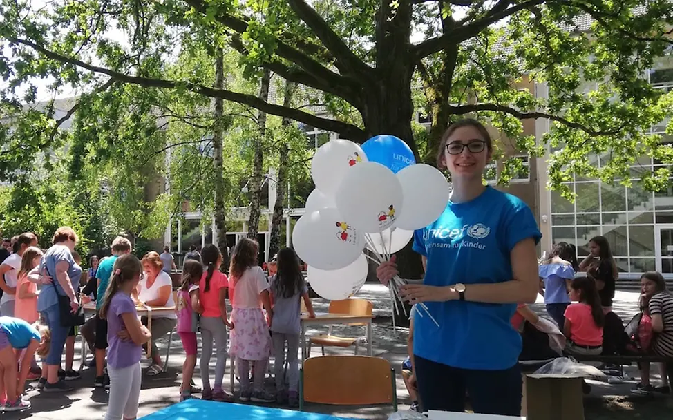Ehrenamtliche mit Luftballons I © UNICEF Potsdam/Szyska