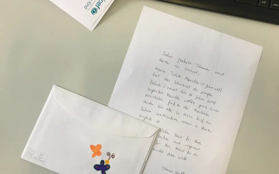Mariellas Brief an Zahra erreicht uns im UNICEF-Büro. | ©Katharina Kesper/UNICEF DT Mariellas Brief an Zahra
