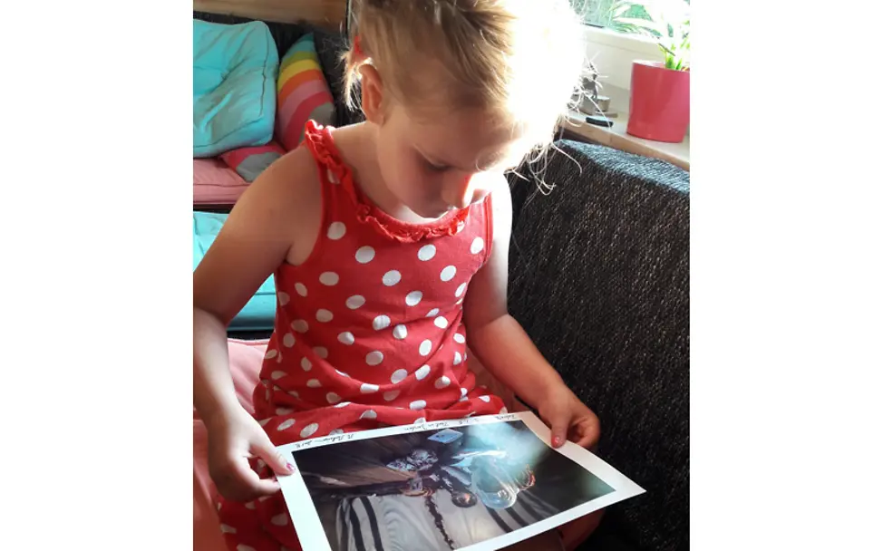 Eine besondere Art von Brieffreundschaft. | © privat Mariella betrachtet das Foto von Zahra und ihrer Schwester.