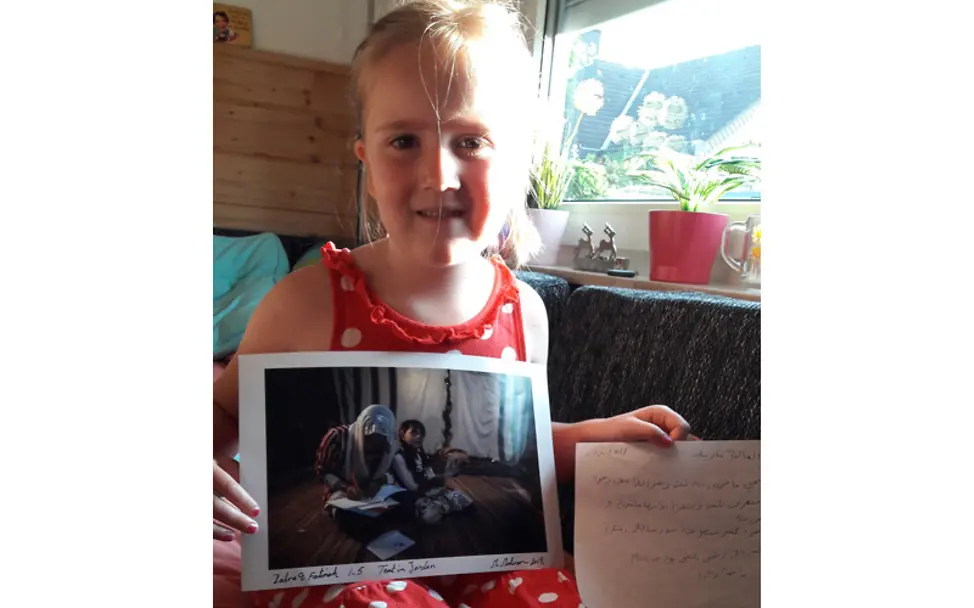 Eine besondere Art von Brieffreundschaft. | © privat Mariella hält einen brief in den Händen.