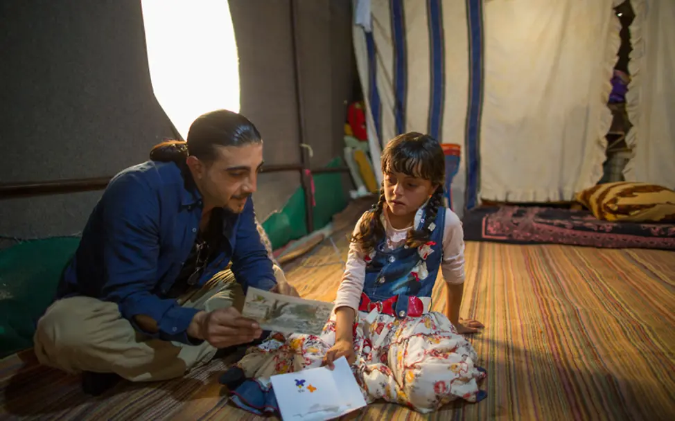 Muhammed liest Zahra den Brief vor. | © Rosanna Wijngaards Muhammed liest Zahra den Brief vor.