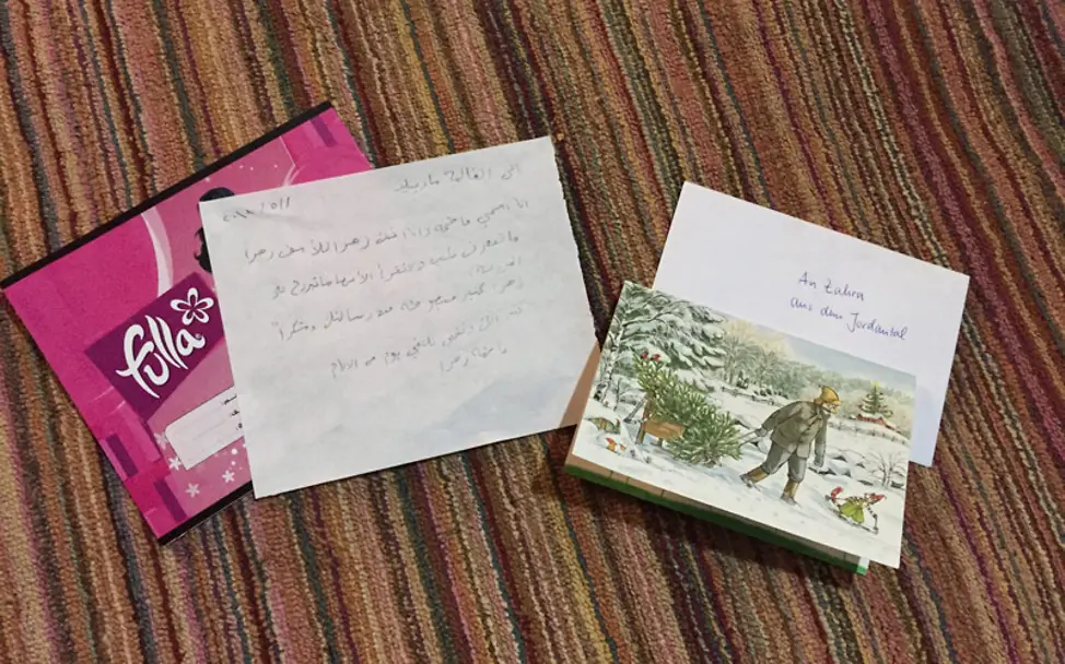 Zwei Kinder, zwei unterschiedliche Schriftarten. | © Muhammed Muheisen Briefe von Mariella und Zahra liegen nebeneinander