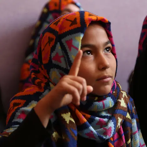 Saad ist besonders motiviert und möchte eines Tages Ärztin werden. | © UNICEF/Mohammadi Herat: Saad meldet sich während des Unterrichts