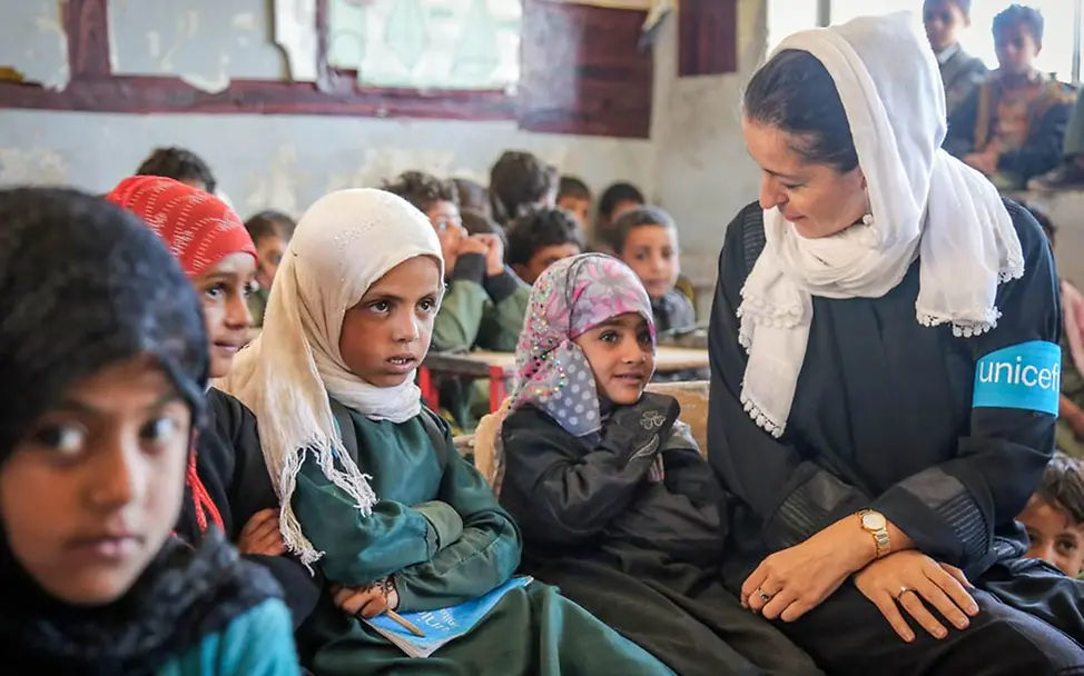Meritxell Relano besucht eine Schule in Sanaa. | © UNICEF/Fuad Mädchen im Jemen brechen besonders häufig die Schule ab.
