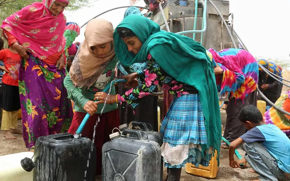 Wasser im Jemen: UNICEF versorgt die Bevölkerung mit Trinkwasser. | © UNICEF/Ayyashi Mädchen füllen sauberes Wasser in ihre Kanister.