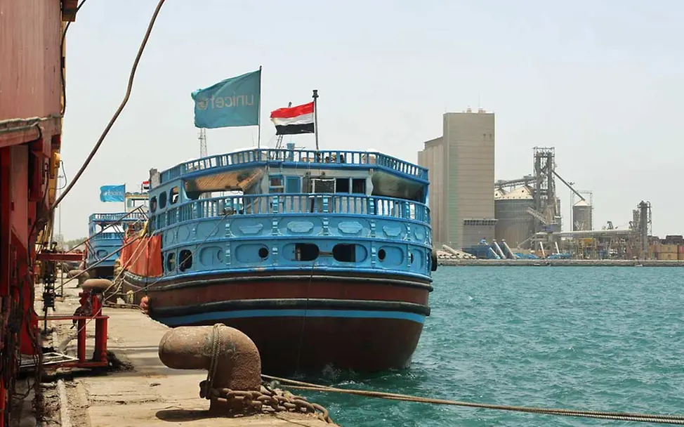 Hafenstadt Hudaida: Hilfsgüter kommen per Schiff im Jemen an. | © UNICEF/Ayyashi Kinder im Jemen: UNICEF-Hilfsgüter erreichen den Hafen in Hudaida.