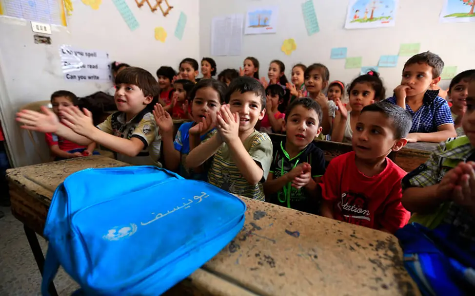 Notschule im syrischen Homs | © UNICEF Syria/Omar Sanadiki Schulklasse in einer Notschule im syrischen Homs