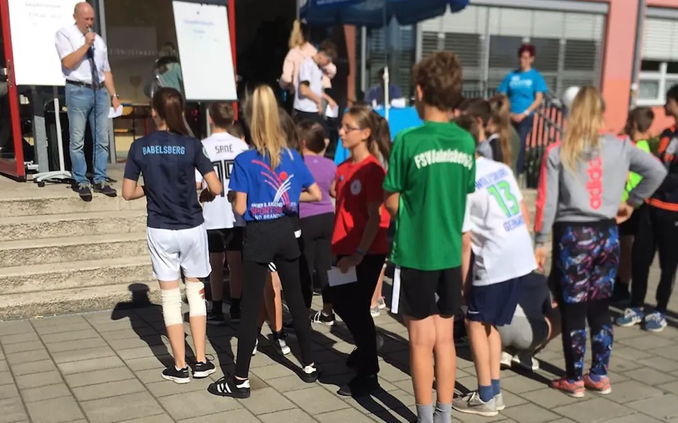 Der Schulleiter richtet sich an die Schüler | © UNICEF Potsdam/Jamil