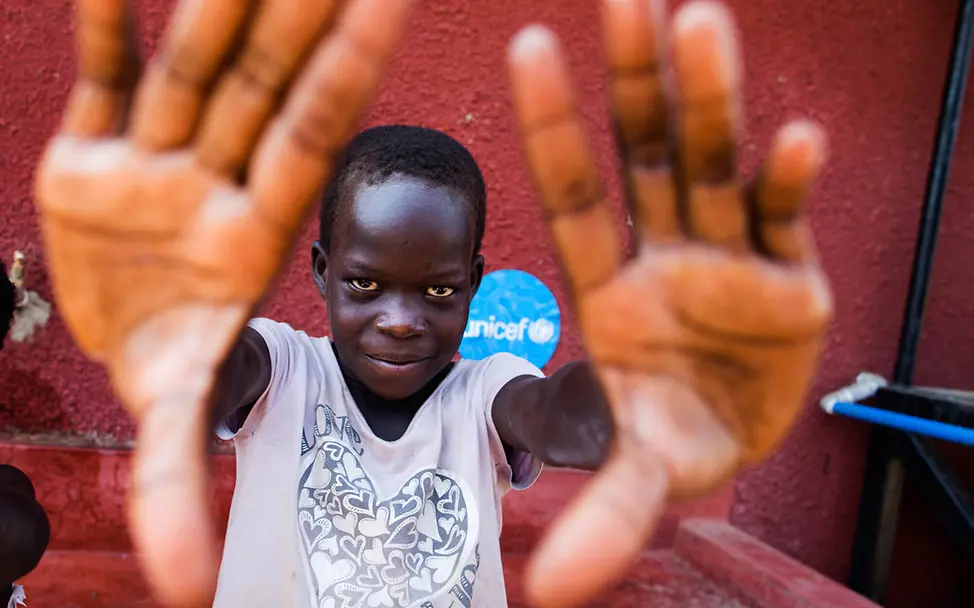Let's keep it zero: Kein Kind soll im Südsudan an Cholera erkranken | © UNICEF/Farran Cholera Südsudan: Junge mit Keep it zero-Zeichen
