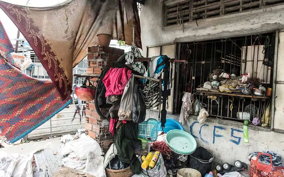 Sozialarbeiter begleiten Heimkinder dabei, wieder in ihre Familien integriert zu werden. | © UNICEF/Fox Kambodscha Kinderschutz: Kinder erhalten in schwierigen Situationen Hilfe von Sozialarbeitern.