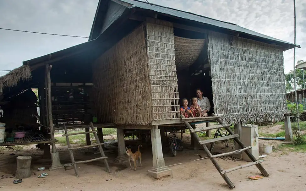 In ländlichen Regionen Kambodschas leben viele Menschen in Stelzenhäusern. | © UNICEF/Bona Kambodscha Kinderschutz: Ein einfaches Stelzenhaus in Kambodscha, in dem mehrere Generationen leben.