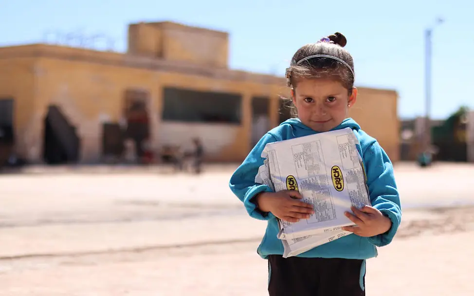 Afrin mit einem Paktet Nahrungsergänzungsmittel | © UNICEF/Al-Issa Syrien Krieg: Afrin mit einem Paktet Nahrungsergänzungsmittel