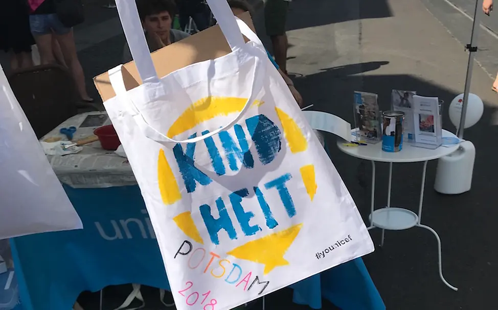 Beutel mit "Kindheit"-Aufdruck | © UNICEF Potsdam/Schrödelsecker