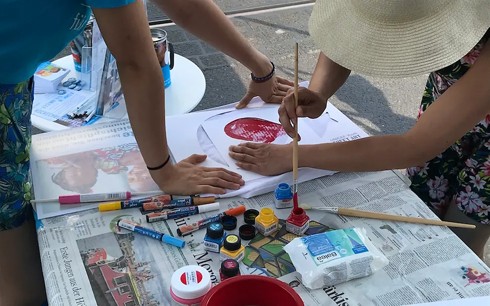 Bemalen der Stoffbeutel | © UNICEF Potsdam/Schrödelsecker