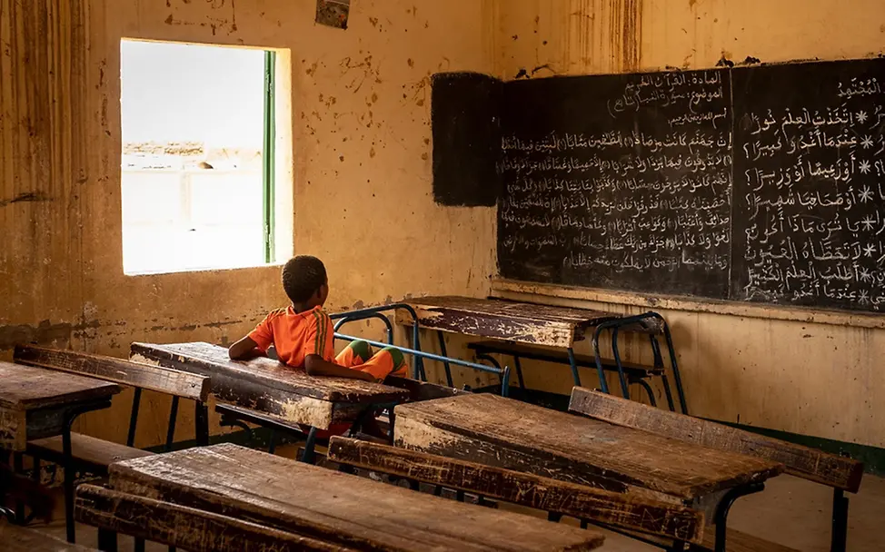 Ein Junge in einer von UNICEF unterstützten Schule in Agadez. | © UNICEF/Gilbertson VII Photo Ein Junge in einer von UNICEF unterstützten Schule in Agadez.